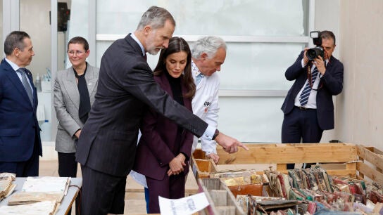 Los Reyes, en el centro de recuperaci&oacute;n de fotos de la DANA