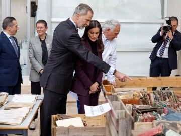 Los Reyes, en el centro de recuperaci&oacute;n de fotos de la DANA