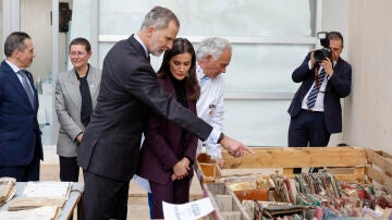 Los Reyes, en el centro de recuperaci&oacute;n de fotos de la DANA