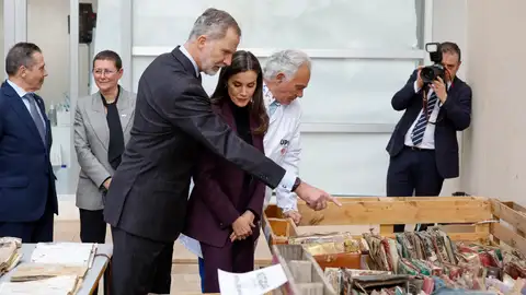 Los Reyes, en el centro de recuperación de fotos de la DANA Los Reyes, en el centro de recuperación de fotos de la DANA