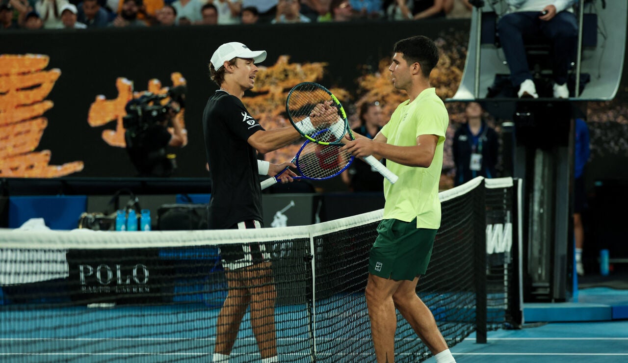 Carlos Alcaraz y Alex De Mi&ntilde;aur se saludan este jueves en Melbourne