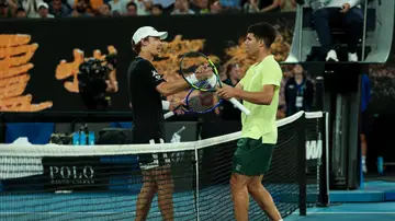 Carlos Alcaraz y Alex De Miñaur se saludan este jueves en Melbourne Carlos Alcaraz y Alex De Miñaur se saludan este jueves en Melbourne