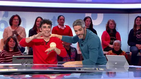 El accidentado saludo de Canco Rodríguez a Roberto Leal en Pasapalabra: “Me has pisado” El accidentado saludo de Canco Rodríguez a Roberto Leal en Pasapalabra: “Me has pisado”