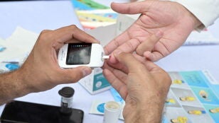 Imagen de archivo de un sanitario haciendo una prueba de glucosa en sangre