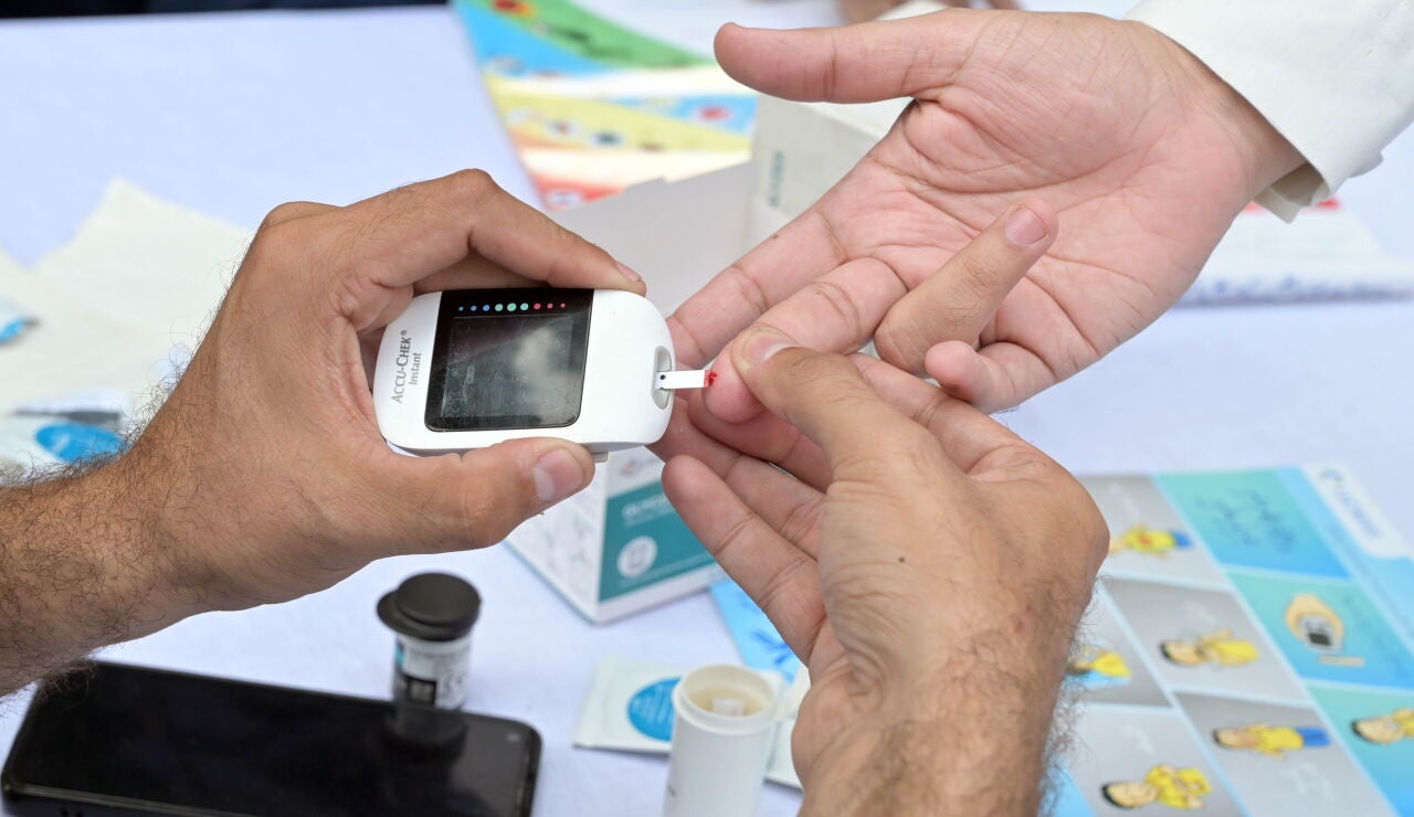 Imagen de archivo de un sanitario haciendo una prueba de glucosa en sangre