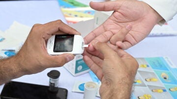 Imagen de archivo de un sanitario haciendo una prueba de glucosa en sangre