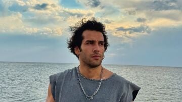 Baran B&ouml;l&uuml;kbaşı interpreta a Tarik Ihsanli en Una nueva vida