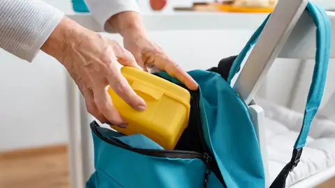 Meter el tupper en la bolsa Meter el tupper en la bolsa