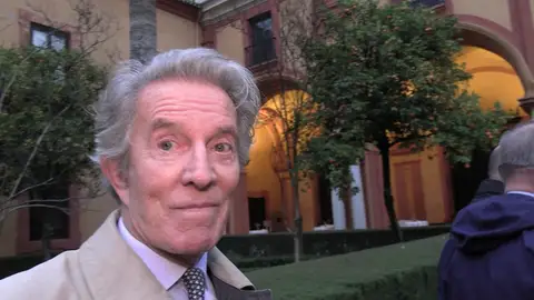 Alfonso Díez contestando a la prensa Alfonso Díez contestando a la prensa