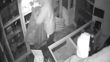 Vídeo: Asalto en menos de un minuto a una joyería del centro de Jerez Vídeo: Asalto en menos de un minuto a una joyería del centro de Jerez