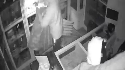 Vídeo: Asalto en menos de un minuto a una joyería del centro de Jerez Vídeo: Asalto en menos de un minuto a una joyería del centro de Jerez