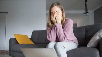 Una mujer triste se cubre la cara con la manos Una mujer triste se cubre la cara con la manos
