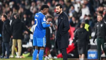 Vinicius y Arbeloa durante el Albacete-Real Madrid