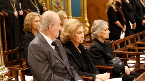 El rey Juan Carlos, la reina Sofía e Irene de Grecia en el funeral de Constantino de Grecia en 2023 El rey Juan Carlos, la reina Sofía e Irene de Grecia en el funeral de Constantino de Grecia en 2023
