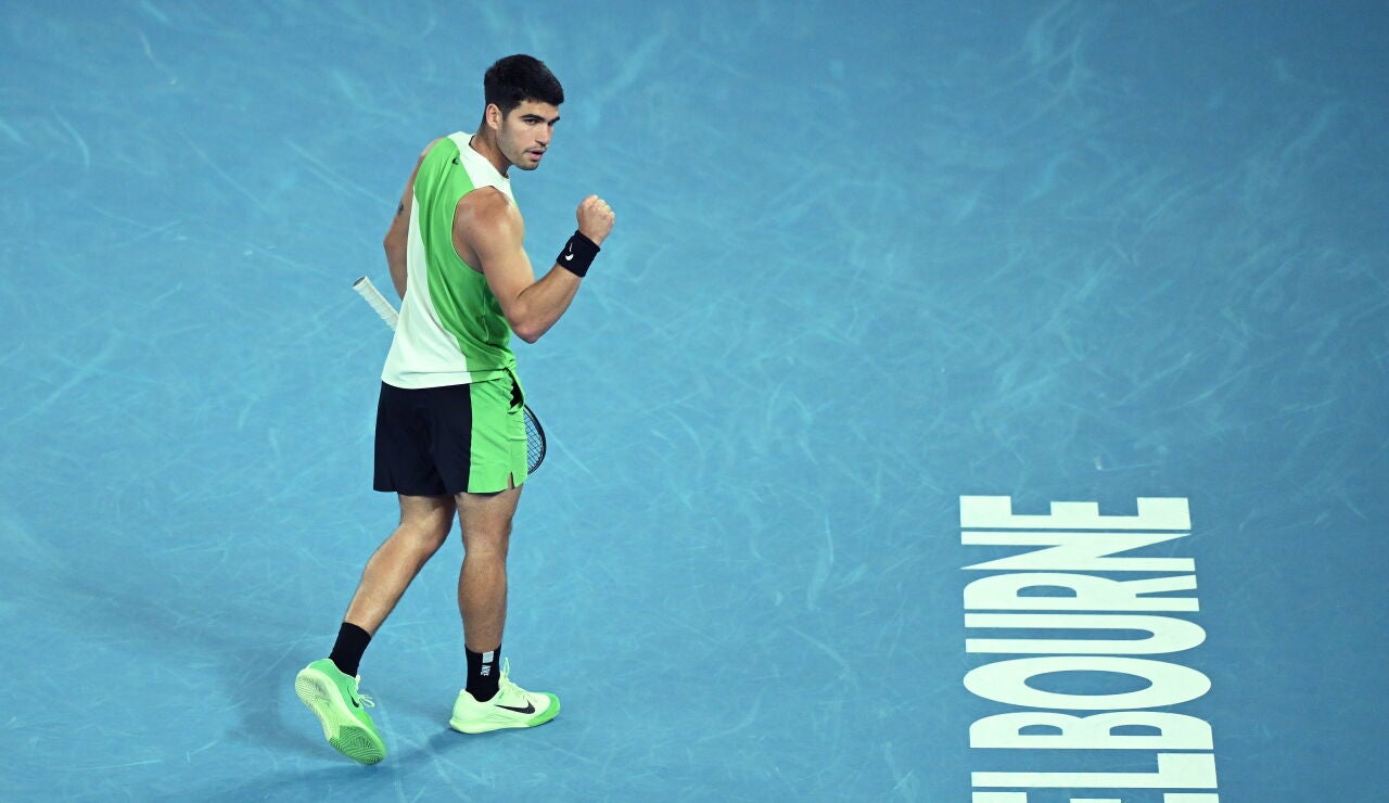 Alcaraz celebra un punto ante Adam Walton en el Open de Australia