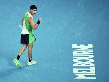 Alcaraz celebra un punto ante Adam Walton en el Open de Australia
