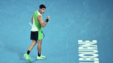 Alcaraz celebra un punto ante Adam Walton en el Open de Australia