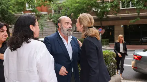 Antonio Resines y su mujer saludando a la infanta Elena Antonio Resines y su mujer saludando a la infanta Elena