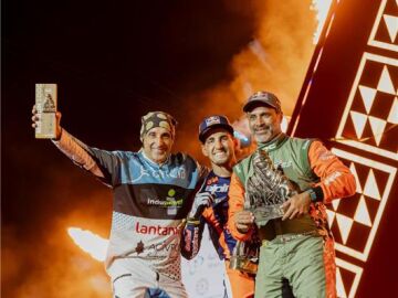 Fran G&oacute;mez a la izquierda, junto al ganador de motos Luciano Benavides y el de coches Nasser Al Attiyah.