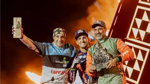 Fran Gómez a la izquierda, junto al ganador de motos Luciano Benavides y el de coches Nasser Al Attiyah. Fran Gómez a la izquierda, junto al ganador de motos Luciano Benavides y el de coches Nasser Al Attiyah.