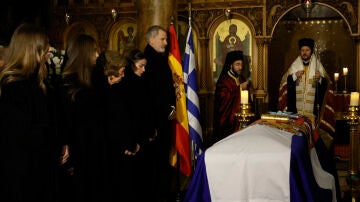 - La reina em&eacute;rita Sof&iacute;a, junto a los reyes Felipe VI y Letizia, la Princesa de Asturias y la infanta Sof&iacute;a, en la catedral ortodoxa griega de San Andr&eacute;s y San Demetrio de Madrid.