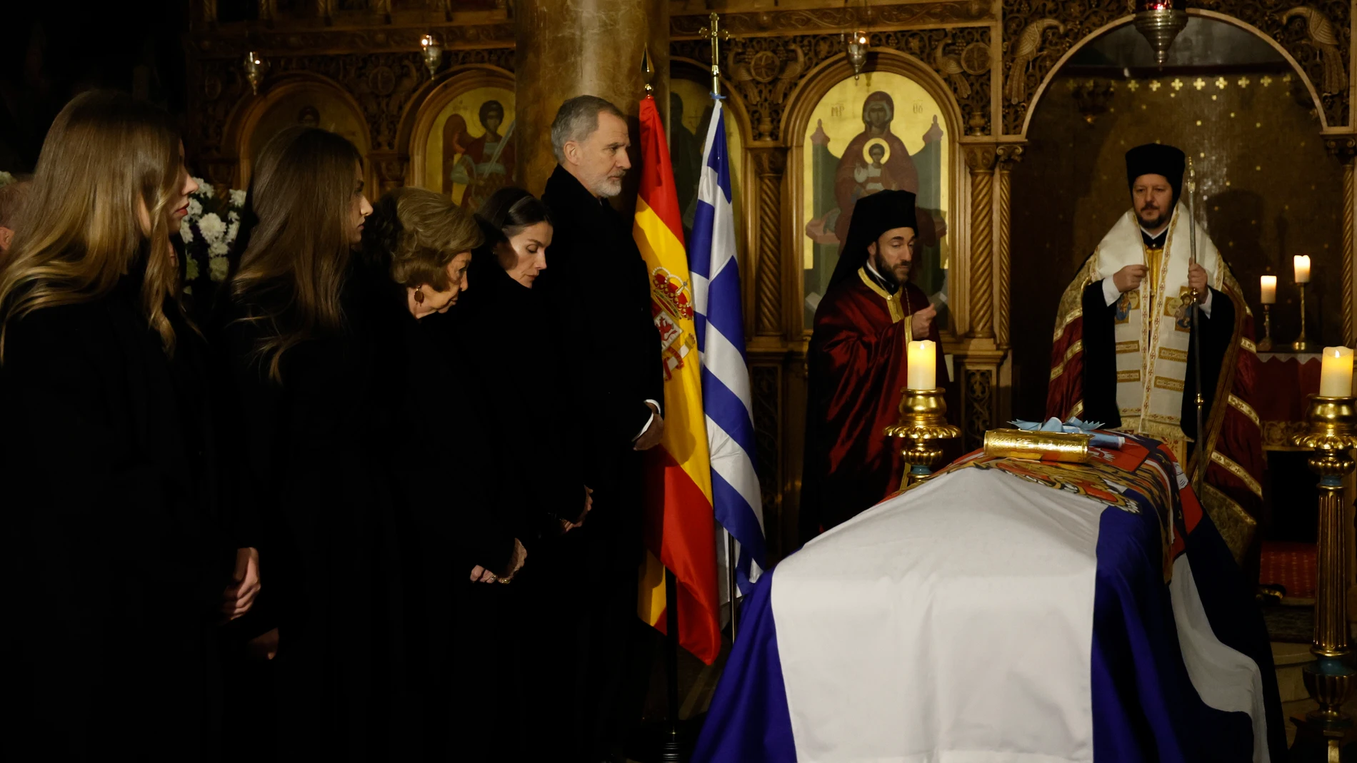 - La reina emérita Sofía, junto a los reyes Felipe VI y Letizia, la Princesa de Asturias y la infanta Sofía, en la catedral ortodoxa griega de San Andrés y San Demetrio de Madrid. - La reina emérita Sofía, junto a los reyes Felipe VI y Letizia, la Princesa de Asturias y la infanta Sofía, en la catedral ortodoxa griega de San Andrés y San Demetrio de Madrid.
