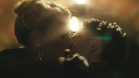 Gwyneth Paltrow y Timothée Chalamet en Marty Supreme Gwyneth Paltrow y Timothée Chalamet en Marty Supreme