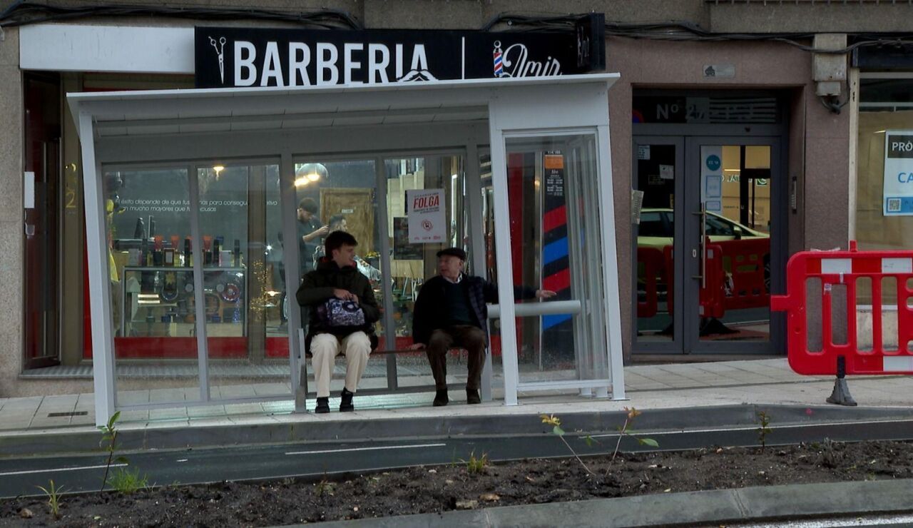 Imagen de las pol&eacute;micas marquesinas inclinadas.