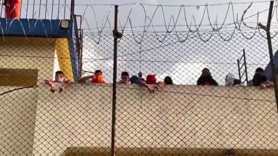  V&Iacute;DEO: Presos de tres prisiones de Guatemala se amotinan y retienen a 46 personas