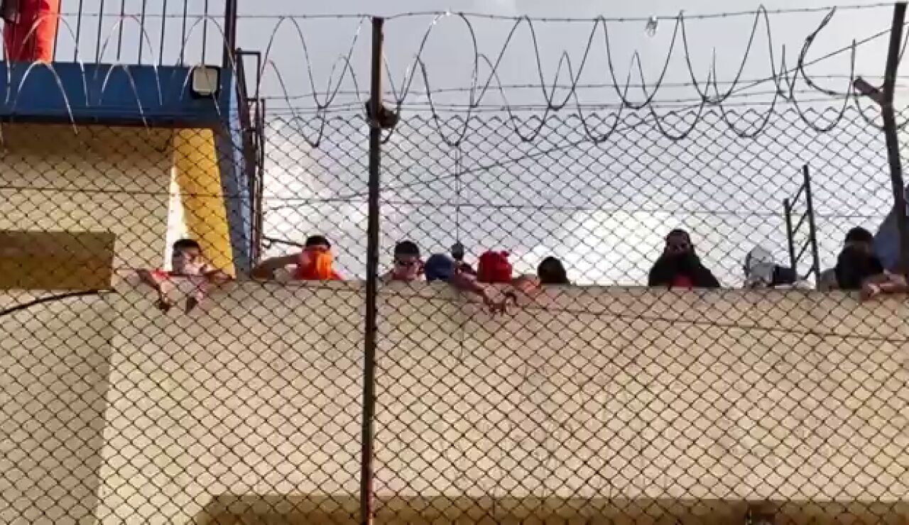  V&Iacute;DEO: Presos de tres prisiones de Guatemala se amotinan y retienen a 46 personas