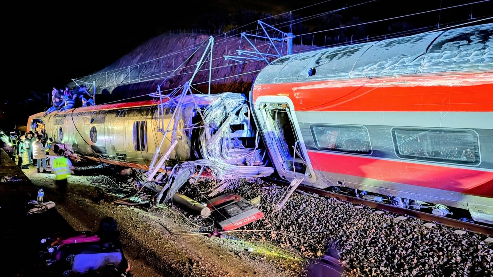 Accidente de tren en Adamuz, Córdoba, última hora en directo: Al menos 40 muertos y 12 ingresados en UCI; se busca a decenas de desaparecidos