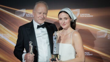 Stellan Skarsgard y Renate Reinsve en los Premios del Cine Europeo