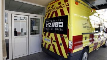 Imagen de archivo de una ambulancia en Murcia