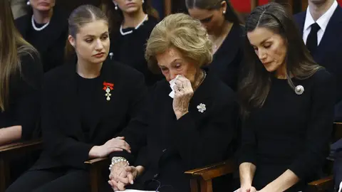 La reina Sofía, en el entierro de su hermana Irene de Grecia La reina Sofía, en el entierro de su hermana Irene de Grecia