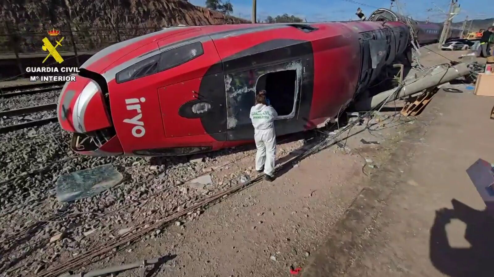 Vídeo: Así trabaja la Guardia Civil junto a los restos para averiguar la causa del accidente de los trenes en Adamuz, Córdoba