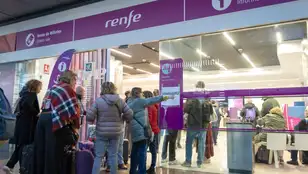 Varias personas esperan para ser atendidas en la oficina de Renfe en la estación del AVE María Zambrano de Málaga