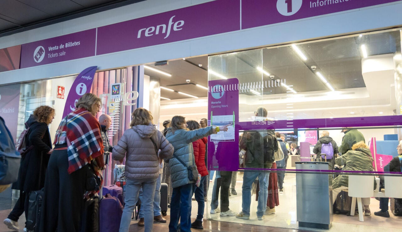 Varias personas esperan para ser atendidas en la oficina de Renfe en la estaci&oacute;n del AVE Mar&iacute;a Zambrano de M&aacute;laga
