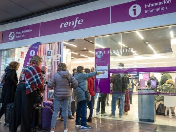 Varias personas esperan para ser atendidas en la oficina de Renfe en la estaci&oacute;n del AVE Mar&iacute;a Zambrano de M&aacute;laga