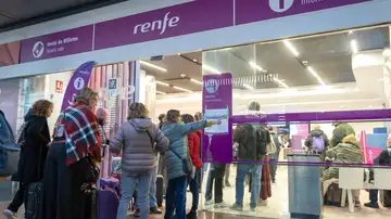 Varias personas esperan para ser atendidas en la oficina de Renfe en la estación del AVE María Zambrano de Málaga Varias personas esperan para ser atendidas en la oficina de Renfe en la estación del AVE María Zambrano de Málaga