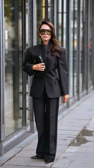 Traje con hombreras marcadas