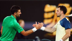 Djokovic saluda a Pedro Mart&iacute;nez tras su partido en el Open de Australia
