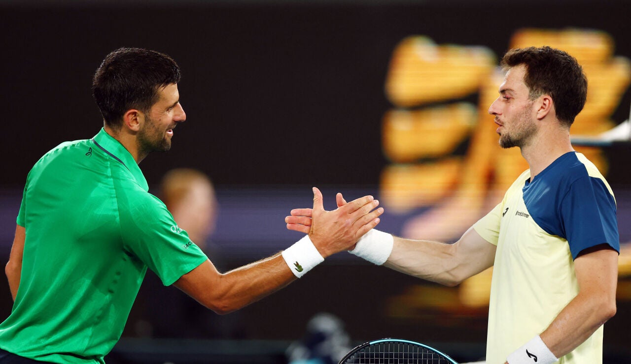 Djokovic saluda a Pedro Mart&iacute;nez tras su partido en el Open de Australia