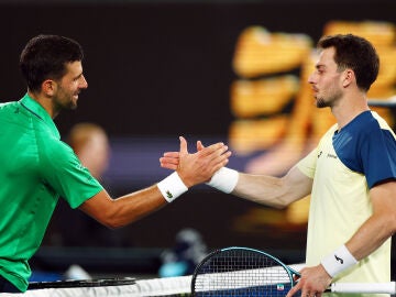 Djokovic saluda a Pedro Mart&iacute;nez tras su partido en el Open de Australia