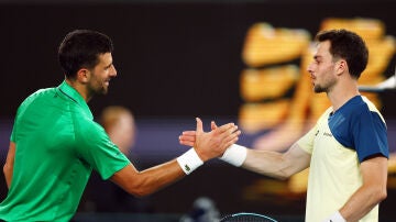 Djokovic saluda a Pedro Mart&iacute;nez tras su partido en el Open de Australia