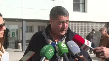 Juan Barroso, el tío de la niña de 6 años que logró escapar del accidente de tren en Adamuz, Córdoba Juan Barroso, el tío de la niña de 6 años que logró escapar del accidente de tren en Adamuz, Córdoba