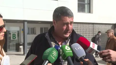 Juan Barroso, el tío de la niña de 6 años que logró escapar del accidente de tren en Adamuz, Córdoba Juan Barroso, el tío de la niña de 6 años que logró escapar del accidente de tren en Adamuz, Córdoba