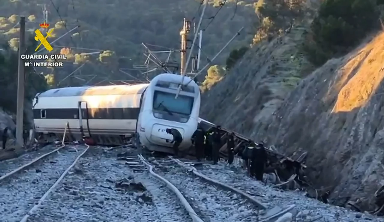 Imagen del Alvia accidentado tras el choque con el iryo en Adamuz, Córdoba