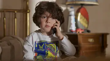 Kuzey Gezer es Deniz Albora, el pequeño heredero del clan en En tierra lejana Kuzey Gezer es Deniz Albora, el pequeño heredero del clan en En tierra lejana