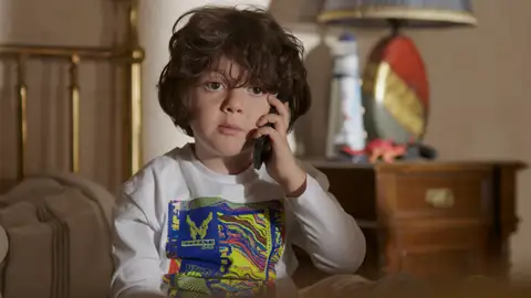 Kuzey Gezer es Deniz Albora, el pequeño heredero del clan en En tierra lejana Kuzey Gezer es Deniz Albora, el pequeño heredero del clan en En tierra lejana