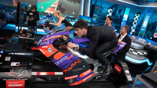 &iexcl;Incre&iacute;ble! &Oacute;scar Casas "humilla" a Ana Mena en un simulador de MotoGP